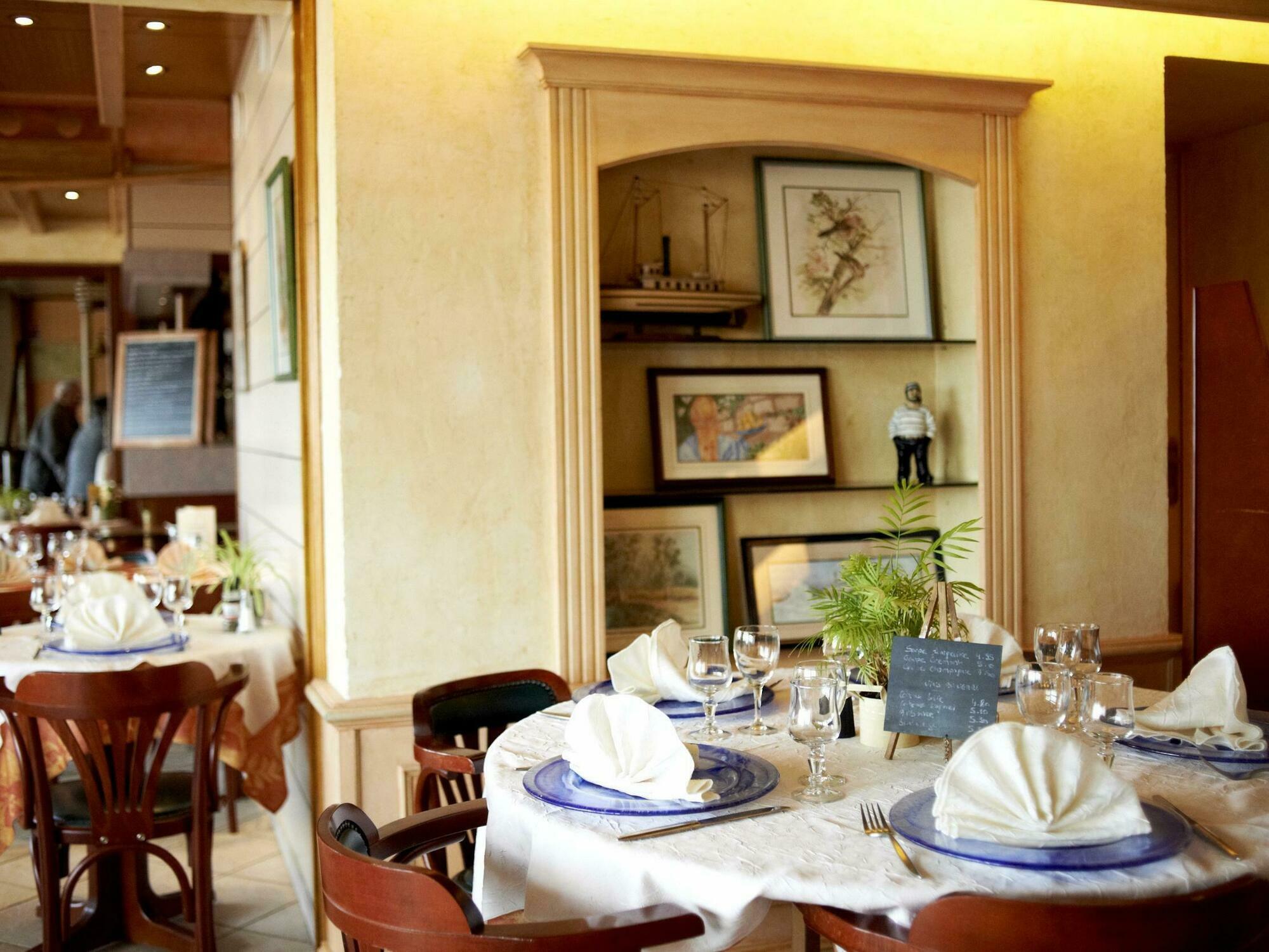 Logis Hotels - Au Poisson D'Argent - Hotel 3 Etoiles Et Restaurant Le Mesnil-en-Vallee Екстер'єр фото